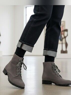 NWOT Le Chateau 38 Indie Sleeze Modern Contemporary Lace Up Suede Combat Boots